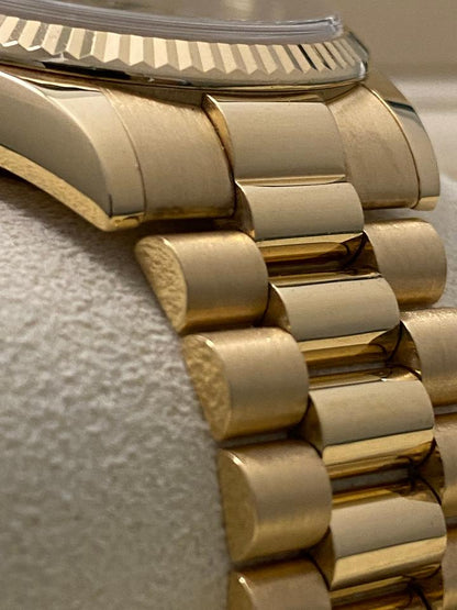 Rolex Day-Date 36 118238 Black Index Dial Yellow Gold President 36mm